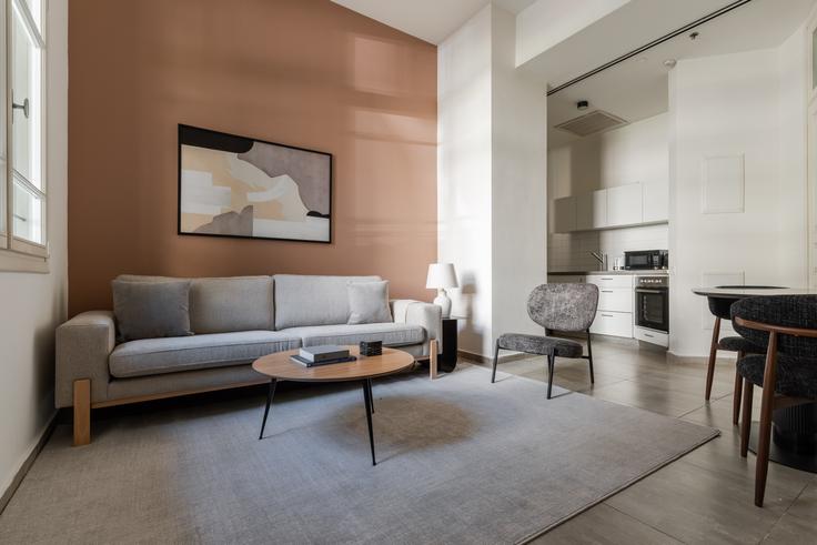 Sala de estar elegantemente projetada com móveis modernos em um apartamento no Levontin 26 em Tel Aviv, Tel Aviv Sala de estar elegantemente projetada com móveis modernos em um apartamento no Levontin 26 em Tel Aviv, Tel Aviv