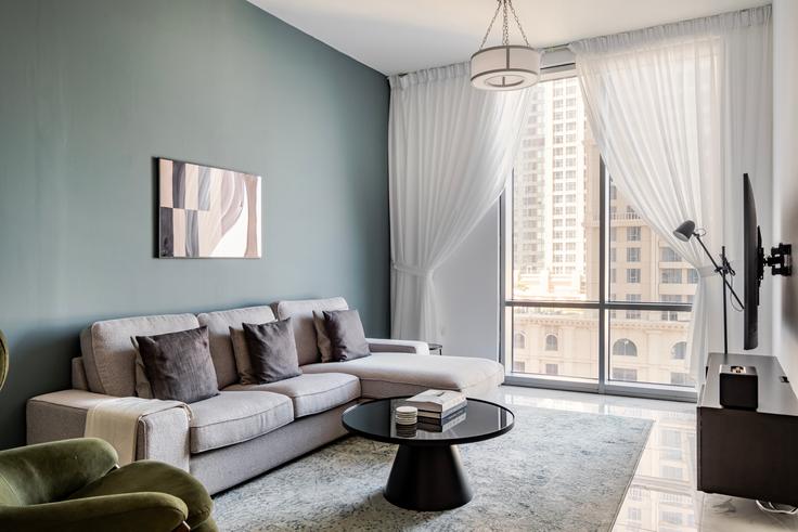 Al habtoor city adresindeki bir dairede modern mobilyalarla zarif bir şekilde tasarlanmış oturma odası Business Bay, Dubai Al habtoor city adresindeki bir dairede modern mobilyalarla zarif bir şekilde tasarlanmış oturma odası Business Bay, Dubai