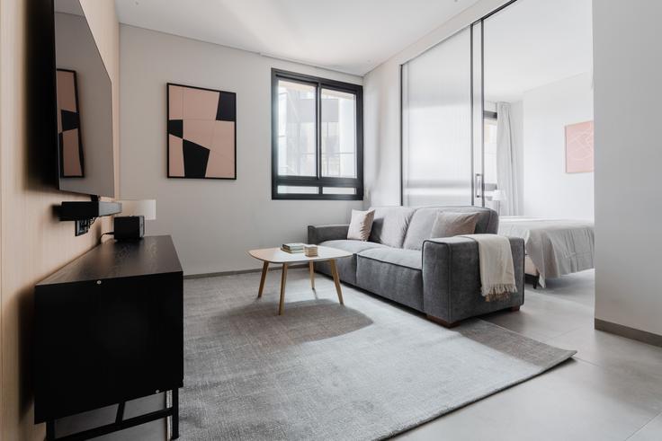 Elegante sala de estar con mobiliario moderno en un apartamento en Herzl 4 en Tel Aviv, Tel Aviv