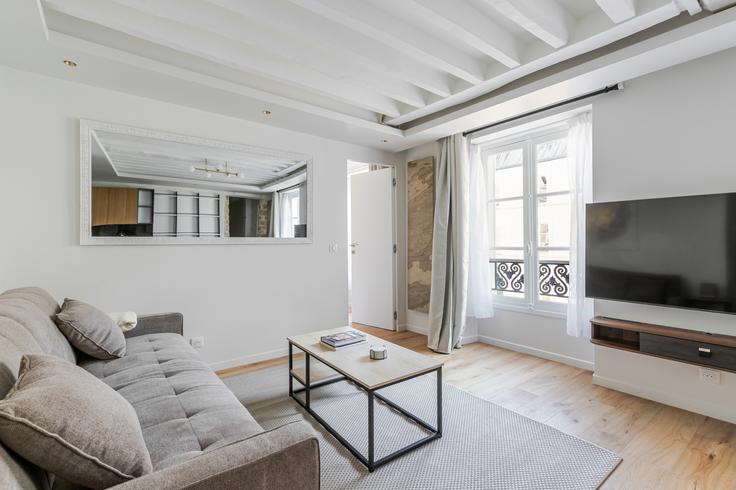 Elegante sala de estar con mobiliario moderno en un apartamento en Saintonge 43 en Le Marais - Saint-Paul, Paris