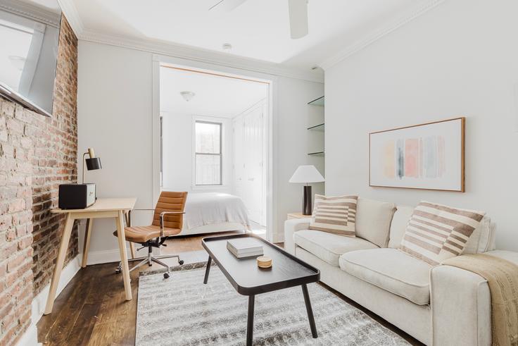 Elegante sala de estar con mobiliario moderno en un apartamento en 118 Christopher Street en Manhattan, New York Elegante sala de estar con mobiliario moderno en un apartamento en 118 Christopher Street en Manhattan, New York