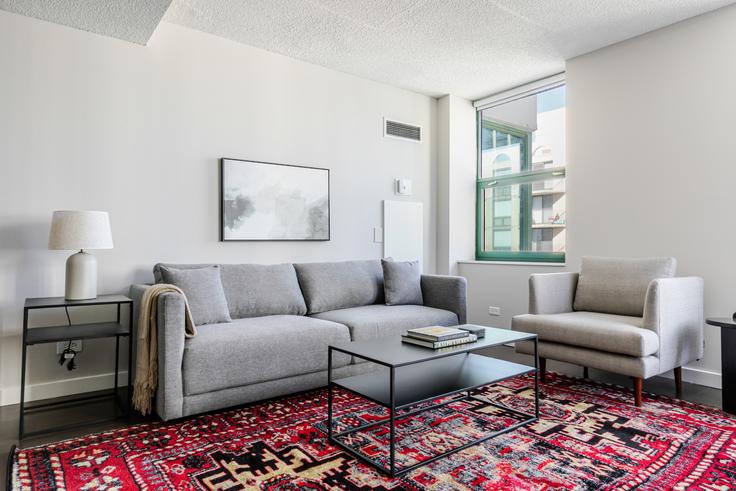 Salle de séjour élégante avec mobilier moderne dans un appartement à West77 à Chicago, Chicago Salle de séjour élégante avec mobilier moderne dans un appartement à West77 à Chicago, Chicago