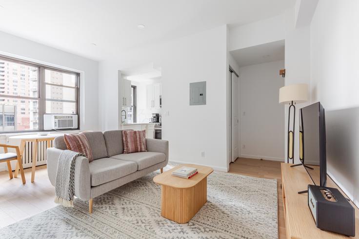 Salle de séjour élégante avec mobilier moderne dans un appartement à The Buchanan à Manhattan, New York Salle de séjour élégante avec mobilier moderne dans un appartement à The Buchanan à Manhattan, New York