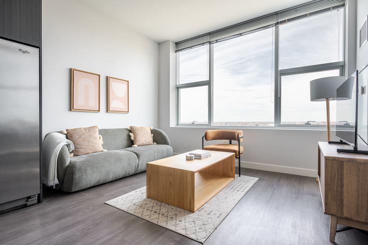 Sala de estar elegantemente projetada com móveis modernos em um apartamento no 1000 S Clark em Chicago, Chicago Sala de estar elegantemente projetada com móveis modernos em um apartamento no 1000 S Clark em Chicago, Chicago