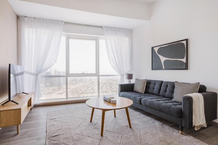 Salle de séjour élégante avec mobilier moderne dans un appartement à Concorde Tower à JLT, Dubai Salle de séjour élégante avec mobilier moderne dans un appartement à Concorde Tower à JLT, Dubai