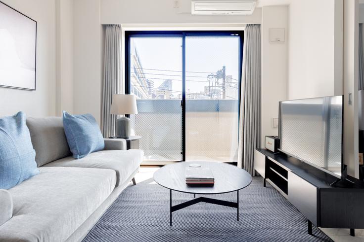 Bunkyo City, Tokyo에 위치한 ACP Residence Bunkyo Kasuga 아파트의 세련된 인테리어가 돋보이는 거실 Bunkyo City, Tokyo에 위치한 ACP Residence Bunkyo Kasuga 아파트의 세련된 인테리어가 돋보이는 거실