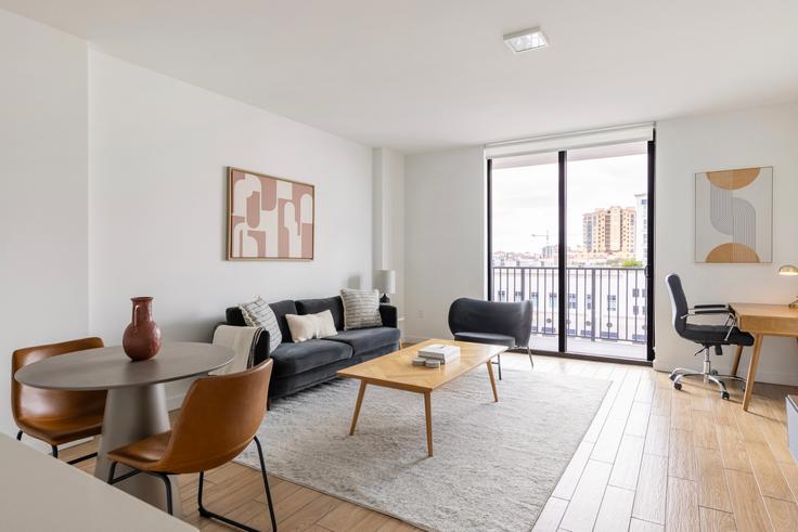 Elegant gestaltetes Wohnzimmer mit moderner Einrichtung in einer Wohnung im Blume Coral Gables in Miami, Miami Elegant gestaltetes Wohnzimmer mit moderner Einrichtung in einer Wohnung im Blume Coral Gables in Miami, Miami