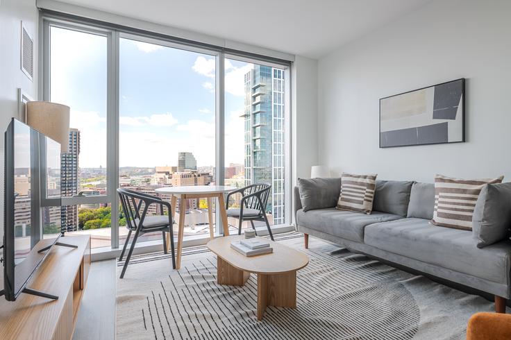 Boston, Boston에 위치한 Hub50House 아파트의 세련된 인테리어가 돋보이는 거실 Boston, Boston에 위치한 Hub50House 아파트의 세련된 인테리어가 돋보이는 거실