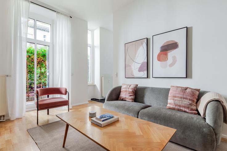 Elegante sala de estar con mobiliario moderno en un apartamento en Weserstraße en Berlin, Berlin Elegante sala de estar con mobiliario moderno en un apartamento en Weserstraße en Berlin, Berlin