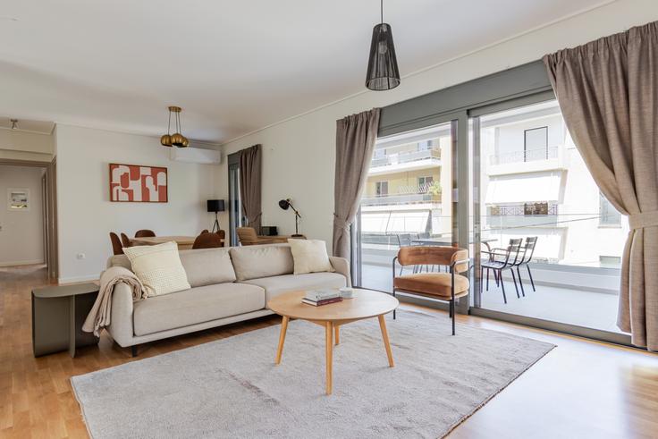 Salle de séjour élégante avec mobilier moderne dans un appartement à Antheon 7 à North Athens, Athens
