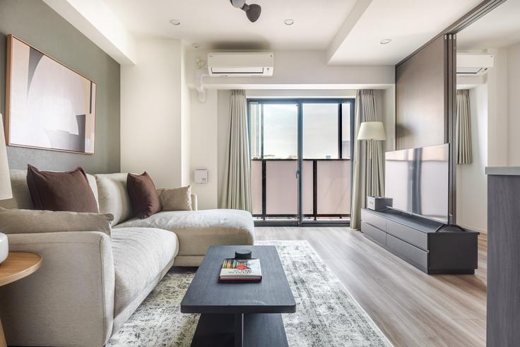 Sala de estar elegantemente projetada com móveis modernos em um apartamento no The Parkcross Shibuya Honmachi em Shibuya, Tokyo