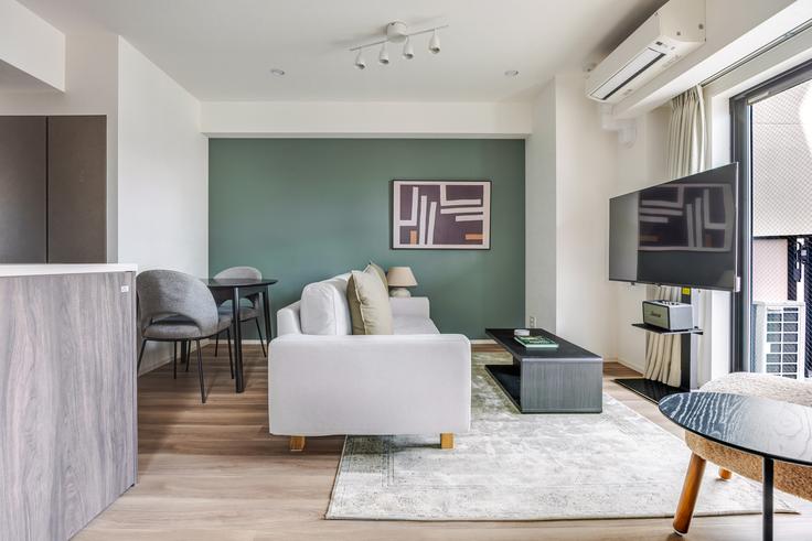 Elegante sala de estar con mobiliario moderno en un apartamento en The Parkcross Shibuya Honmachi en Shibuya, Tokyo