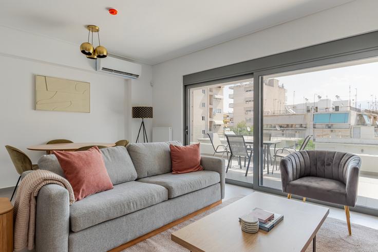 Salle de séjour élégante avec mobilier moderne dans un appartement à Zisimopoulou 28 à South Athens, Athens Salle de séjour élégante avec mobilier moderne dans un appartement à Zisimopoulou 28 à South Athens, Athens