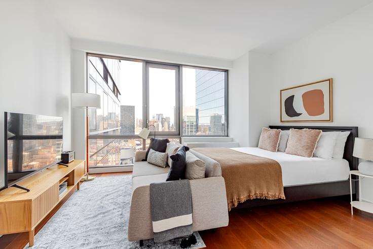 Manhattan, New York에 위치한 The Eugene 아파트의 세련된 인테리어가 돋보이는 거실 Manhattan, New York에 위치한 The Eugene 아파트의 세련된 인테리어가 돋보이는 거실