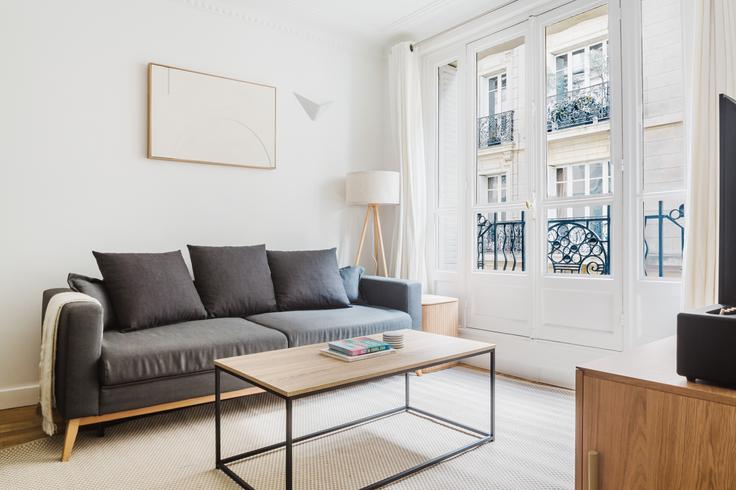 16th arrondissement, Paris에 위치한 Saint Didier 10 아파트의 세련된 인테리어가 돋보이는 거실 16th arrondissement, Paris에 위치한 Saint Didier 10 아파트의 세련된 인테리어가 돋보이는 거실