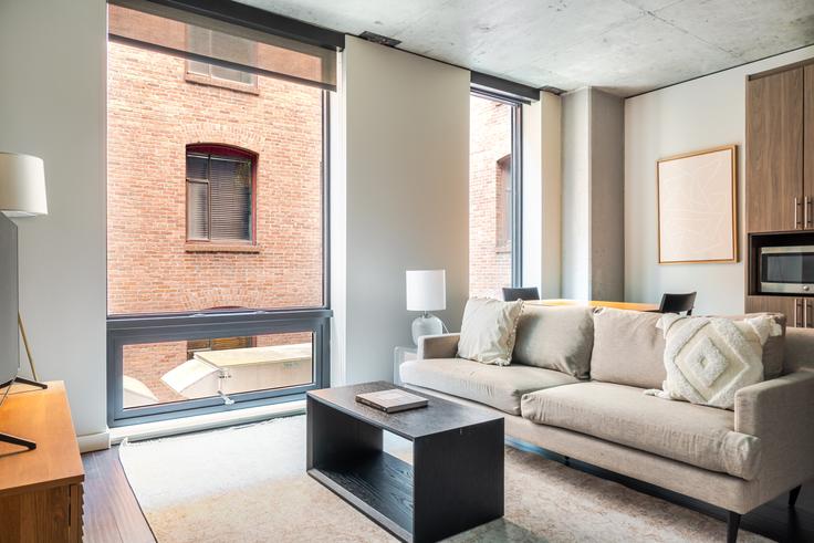 Elegant gestaltetes Wohnzimmer mit moderner Einrichtung in einer Wohnung im Sequel in Seattle, Seattle