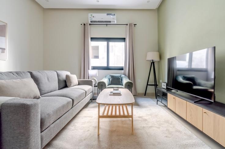 Sala de estar elegantemente projetada com móveis modernos em um apartamento no 4334 Prince Mamduh Bin Abdulaziz St em Riyadh, Riyadh