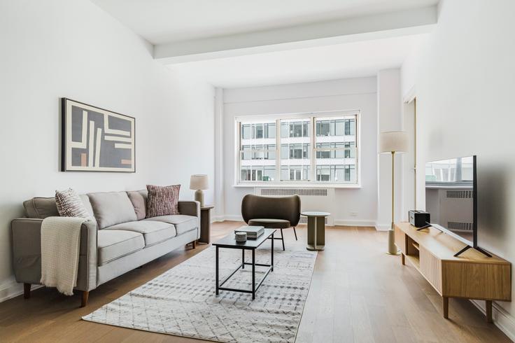 New York Manhattanの300 East 57th Streetのアパートメントにある、モダンな家具を備えたエレガントなデザインのリビングルーム