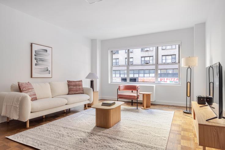 Salle de séjour élégante avec mobilier moderne dans un appartement à 136 East 55th Street à Manhattan, New York Salle de séjour élégante avec mobilier moderne dans un appartement à 136 East 55th Street à Manhattan, New York