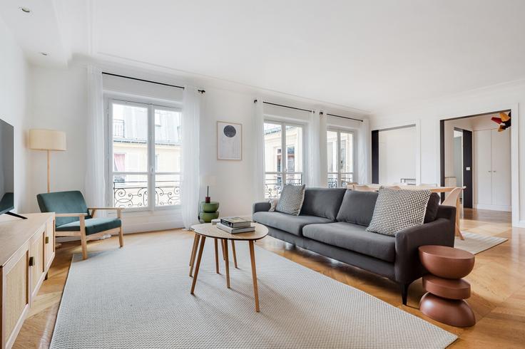Elegant gestaltetes Wohnzimmer mit moderner Einrichtung in einer Wohnung im Miromesnil 74 in 8th arrondissement, Paris Elegant gestaltetes Wohnzimmer mit moderner Einrichtung in einer Wohnung im Miromesnil 74 in 8th arrondissement, Paris