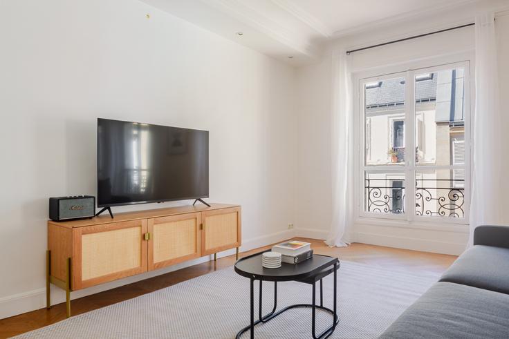 Elegantly designed living room with modern furnishings in an apartment at Miromesnil 74 in 8th arrondissement, Paris Elegantly designed living room with modern furnishings in an apartment at Miromesnil 74 in 8th arrondissement, Paris
