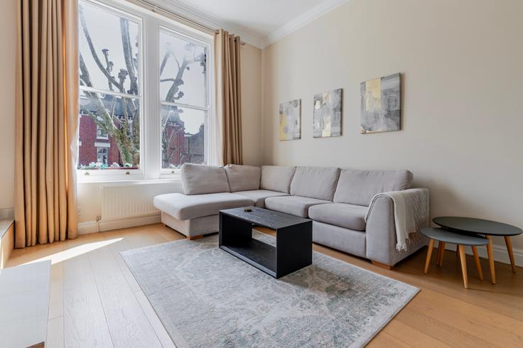 Westside Court, 107 Elgin Avenue, London W9 2NP adresindeki bir dairede modern mobilyalarla zarif bir şekilde tasarlanmış oturma odası City of Westminster, London Westside Court, 107 Elgin Avenue, London W9 2NP adresindeki bir dairede modern mobilyalarla zarif bir şekilde tasarlanmış oturma odası City of Westminster, London