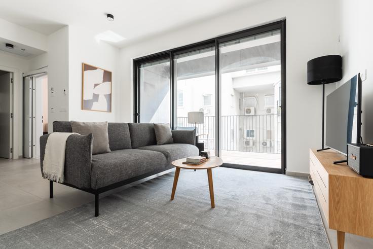 Elegante sala de estar con mobiliario moderno en un apartamento en Wissotsky 6 en Tel Aviv, Tel Aviv Elegante sala de estar con mobiliario moderno en un apartamento en Wissotsky 6 en Tel Aviv, Tel Aviv