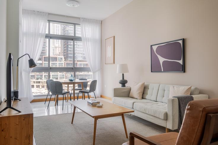 Sala de estar elegantemente projetada com móveis modernos em um apartamento no Iris Blue em Dubai Marina, Dubai Sala de estar elegantemente projetada com móveis modernos em um apartamento no Iris Blue em Dubai Marina, Dubai