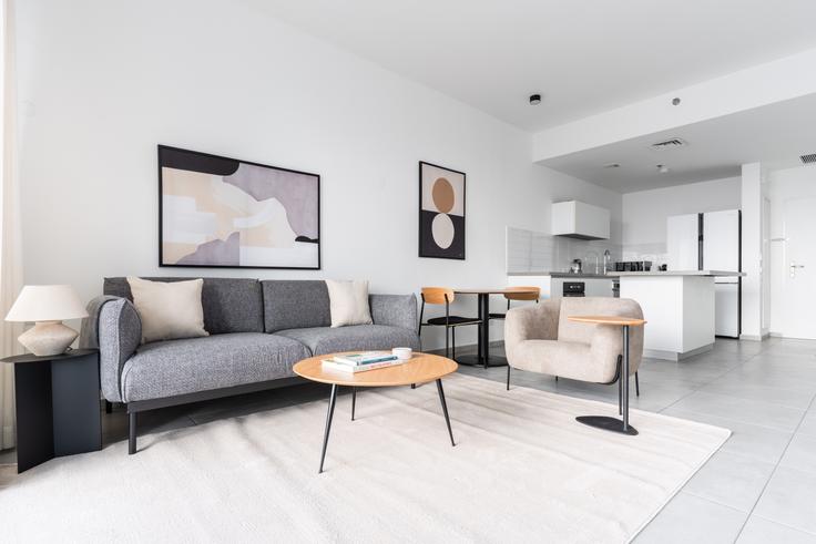 Elegante sala de estar con mobiliario moderno en un apartamento en Menahem Begin 160 en Tel Aviv, Tel Aviv Elegante sala de estar con mobiliario moderno en un apartamento en Menahem Begin 160 en Tel Aviv, Tel Aviv
