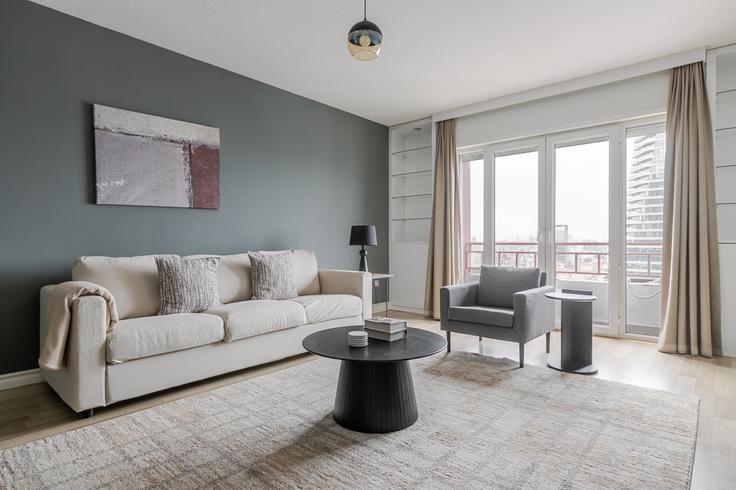 Sala de estar elegantemente projetada com móveis modernos em um apartamento no Ata Blokları 4/2B em Ataşehir, İstanbul Sala de estar elegantemente projetada com móveis modernos em um apartamento no Ata Blokları 4/2B em Ataşehir, İstanbul