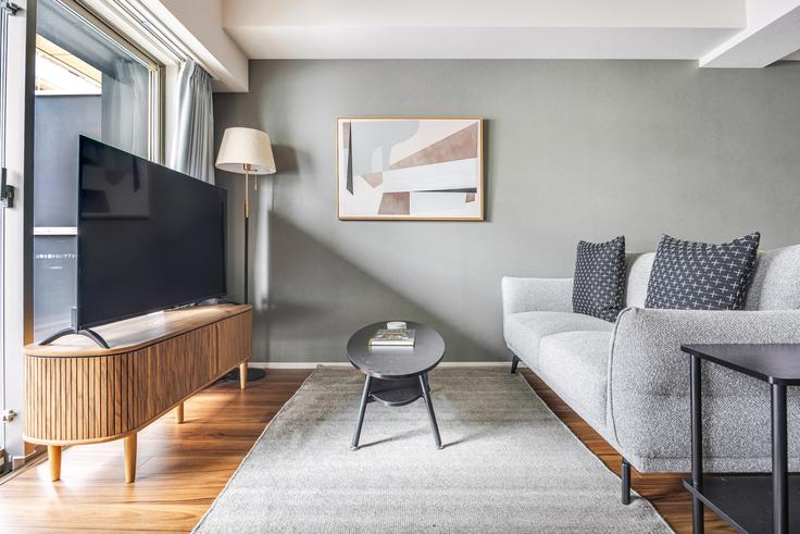 Elegante sala de estar con mobiliario moderno en un apartamento en PRIME GARDEN Ginza-Hatchobori en Chuo City, Tokyo
