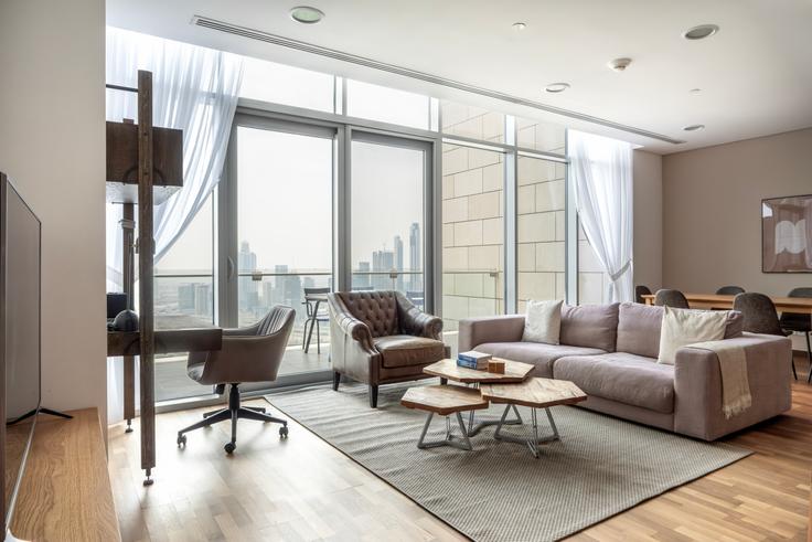 Trade Center, Dubai에 위치한 Burj Daman 아파트의 세련된 인테리어가 돋보이는 거실