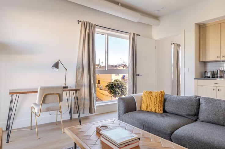 Salle de séjour élégante avec mobilier moderne dans un appartement à 611 N. Virgil à Los Angeles, Los Angeles