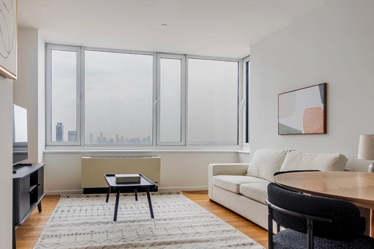Salle de séjour élégante avec mobilier moderne dans un appartement à Atelier à Manhattan, New York Salle de séjour élégante avec mobilier moderne dans un appartement à Atelier à Manhattan, New York