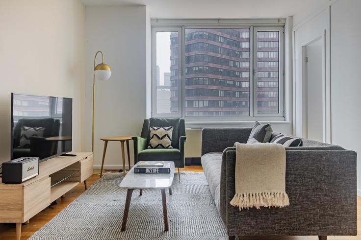 Elegant gestaltetes Wohnzimmer mit moderner Einrichtung in einer Wohnung im Atelier in Manhattan, New York