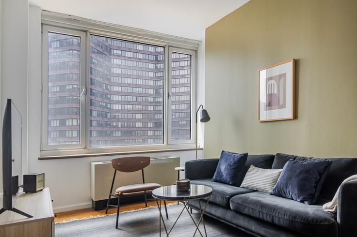 Elegant gestaltetes Wohnzimmer mit moderner Einrichtung in einer Wohnung im Atelier in Manhattan, New York