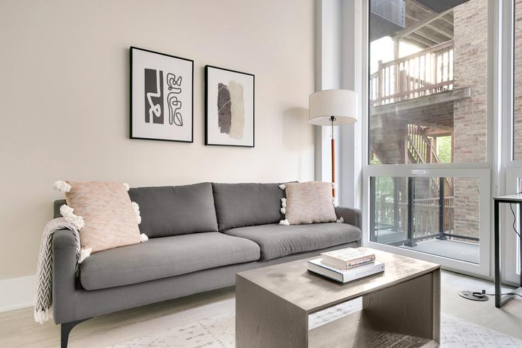 Elegant gestaltetes Wohnzimmer mit moderner Einrichtung in einer Wohnung im 812 Adams in Chicago, Chicago