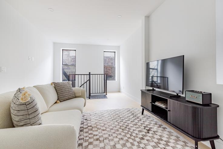 Elegante sala de estar con mobiliario moderno en un apartamento en 753 9th Avenue en Manhattan, New York Elegante sala de estar con mobiliario moderno en un apartamento en 753 9th Avenue en Manhattan, New York