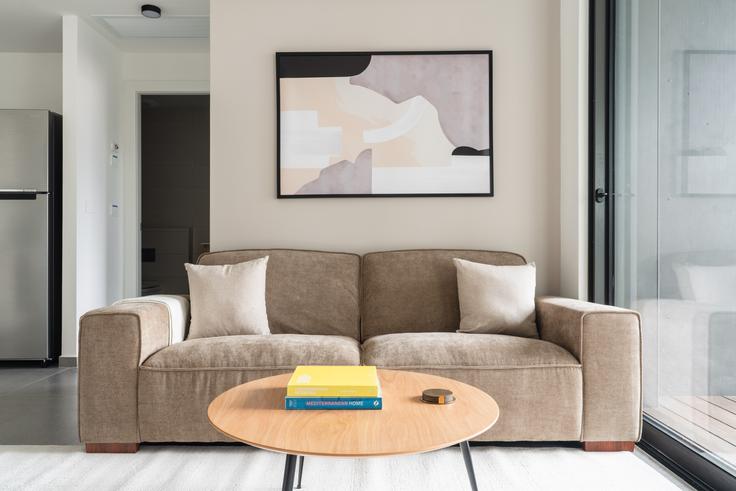 Sala de estar elegantemente projetada com móveis modernos em um apartamento no Wissotsky 8 em Tel Aviv, Tel Aviv Sala de estar elegantemente projetada com móveis modernos em um apartamento no Wissotsky 8 em Tel Aviv, Tel Aviv