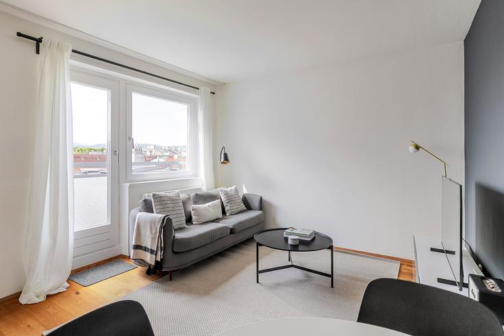 Sala de estar elegantemente projetada com móveis modernos em um apartamento no Pramergasse 10/Stiege 3 em Vienna, Vienna Sala de estar elegantemente projetada com móveis modernos em um apartamento no Pramergasse 10/Stiege 3 em Vienna, Vienna