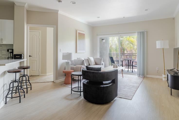 Elegante sala de estar con mobiliario moderno en un apartamento en River Terrace en Santa Clara, Santa Clara Elegante sala de estar con mobiliario moderno en un apartamento en River Terrace en Santa Clara, Santa Clara