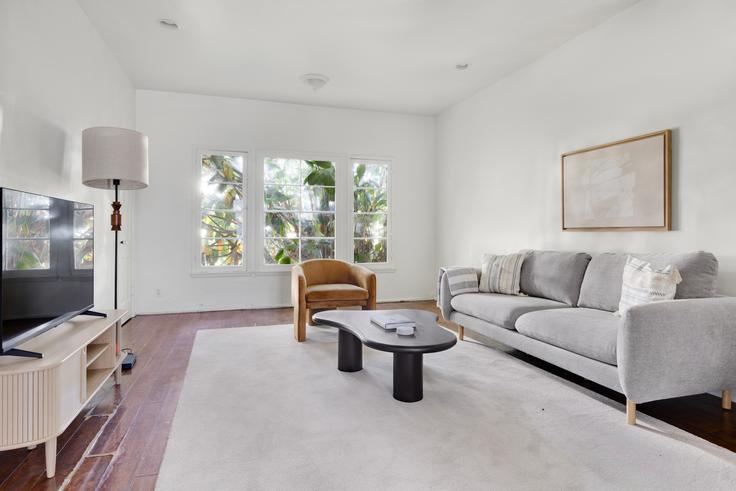 Salle de séjour élégante avec mobilier moderne dans un appartement à S Reeves à Beverly Hills, Beverly Hills