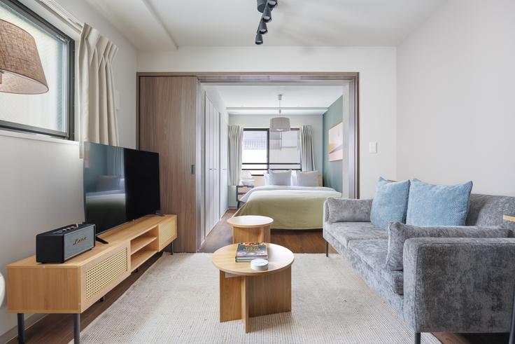 Sala de estar elegantemente projetada com móveis modernos em um apartamento no WELL SQUARE EBISUⅡ em Shibuya, Tokyo Sala de estar elegantemente projetada com móveis modernos em um apartamento no WELL SQUARE EBISUⅡ em Shibuya, Tokyo