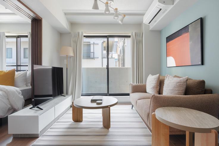 Sala de estar elegantemente projetada com móveis modernos em um apartamento no WELL SQUARE EBISUⅡ em Shibuya, Tokyo Sala de estar elegantemente projetada com móveis modernos em um apartamento no WELL SQUARE EBISUⅡ em Shibuya, Tokyo