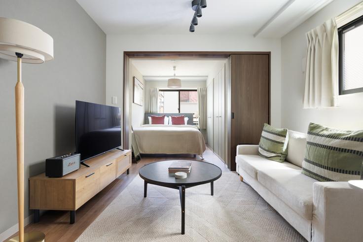 Sala de estar elegantemente projetada com móveis modernos em um apartamento no WELL SQUARE EBISUⅡ em Shibuya, Tokyo Sala de estar elegantemente projetada com móveis modernos em um apartamento no WELL SQUARE EBISUⅡ em Shibuya, Tokyo