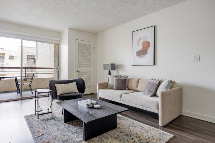 Elegantly designed living room with modern furnishings in an apartment at Franklin Plaza in Los Angeles, Los Angeles Elegantly designed living room with modern furnishings in an apartment at Franklin Plaza in Los Angeles, Los Angeles