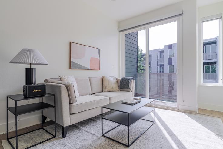 Salle de séjour élégante avec mobilier moderne dans un appartement à The Pearl à Austin, Austin