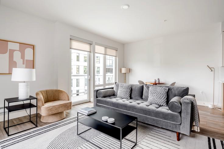 Elegante sala de estar con mobiliario moderno en un apartamento en Mark on 8th en Seattle, Seattle Elegante sala de estar con mobiliario moderno en un apartamento en Mark on 8th en Seattle, Seattle