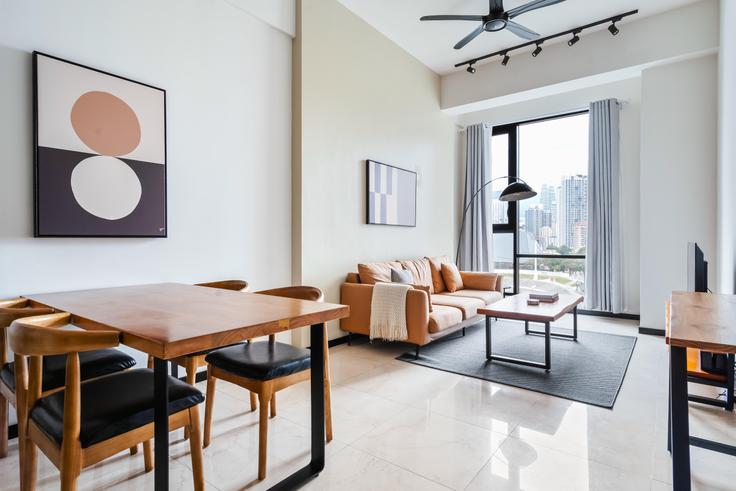 Kampung Attap, Kuala Lumpur에 위치한 Opus residences 아파트의 세련된 인테리어가 돋보이는 거실 Kampung Attap, Kuala Lumpur에 위치한 Opus residences 아파트의 세련된 인테리어가 돋보이는 거실