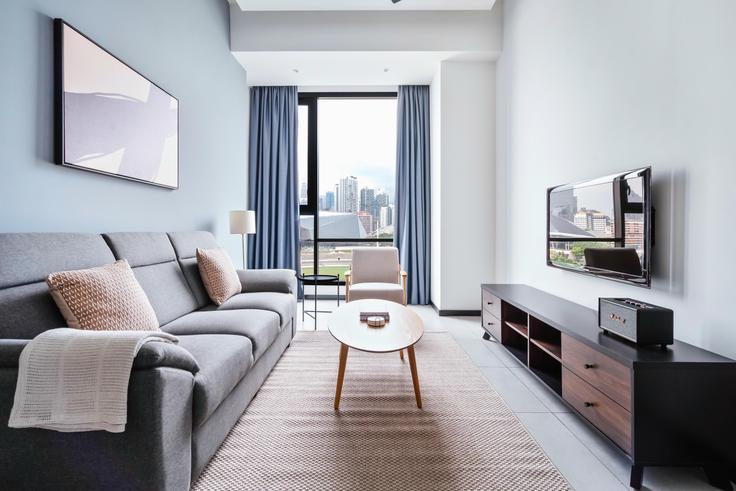 Kampung Attap, Kuala Lumpur에 위치한 Opus Residences, Tower 1 아파트의 세련된 인테리어가 돋보이는 거실 Kampung Attap, Kuala Lumpur에 위치한 Opus Residences, Tower 1 아파트의 세련된 인테리어가 돋보이는 거실